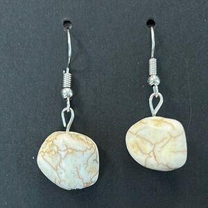 Elegant Cream Stone Drop Earrings 🦄🦄🦄 E1